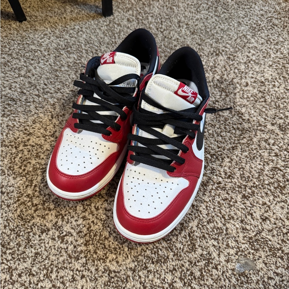 Nike Black, Red, and White Low Sneakers